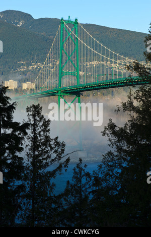 Canada, British Columbia, Vancouver, Stanley Park, parte della Porta del Leone ponte con strato marino nebbia in laminazione Foto Stock