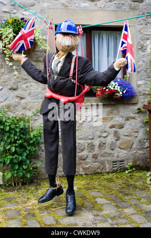 Lo Spaventapasseri a kettlewell festival raffigurante boris johnson su un filo zip Foto Stock