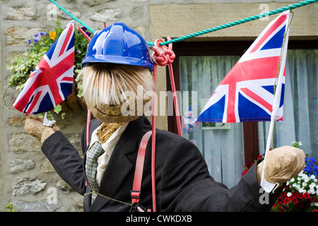 Lo Spaventapasseri a kettlewell festival raffigurante boris johnson su un filo zip Foto Stock