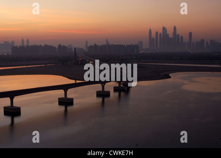 Skyline di Dubai dall'Hotel Atlantis, il Palm, Dubai, Emirati Arabi Uniti, Emirati arabi uniti, Golfo Persico, la Penisola Arabica, in Asia. Foto Stock