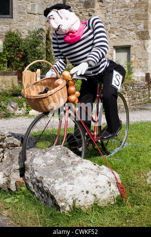 Lo Spaventapasseri a kettlewell festival raffigurante un tipico uomo francese in bicicletta Foto Stock