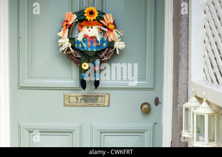 Ghirlanda con lo spaventapasseri design decorazione di una porta anteriore per The scarecrow festival a kettlewell Foto Stock