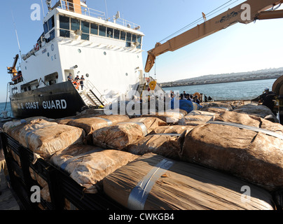 L'equipaggio di San Francisco-basato Guardacoste Aspen alleggerimento del carico di circa 8.500 libbre di marijuana a Coast Guard Base Los Angeles-Long spiaggia Luglio 26, 2012. La marijuana è stato sequestrato da un recipiente quasi 160 miglia al largo della costa della California. L'evento segna una 50-tonnellata pietra miliare per acquosa di sequestri di marijuana in California del Sud e del Pacifico sud-ovest della regione di confine nel corso di quest'anno fiscale. Foto Stock