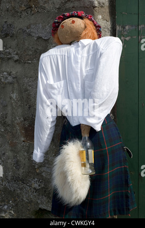 Lo Spaventapasseri a kettlewell festival raffigurante un tipico uomo scozzese in Abbigliamento tradizionale Foto Stock