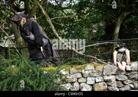 Lo Spaventapasseri a kettlewell festival raffigurante la strega tradizionale con gatto e manico Foto Stock