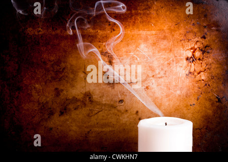 Sentieri di fumo in linee lisce da una soffiata fuori candela con un background vintage Foto Stock