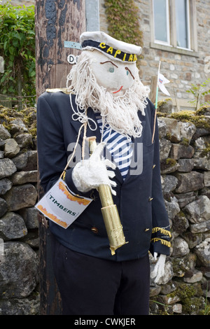 Lo Spaventapasseri a kettlewell festival raffigurante un tradizionale capitano di mare Foto Stock