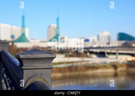 Chiusura del vecchio Ringhiera di acciaio sul ponte di Portland con Portland Convention Center di messa a fuoco morbida dello sfondo Foto Stock