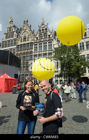 Smiley face palloncini in Cultuur Markt, Grote Markt, Anversa, provincia di Anversa, la regione fiamminga, Belgio Foto Stock