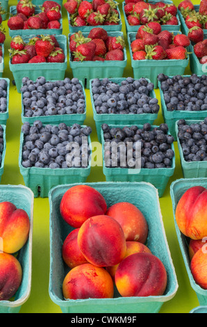 La frutta in cesti in mostra presso il mercato degli agricoltori Foto Stock