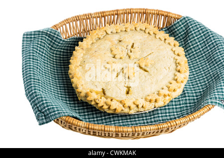 In casa di pesche fresche crostata di frutta in un cesto di vimini con un panno Foto Stock