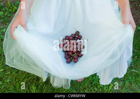 Ragazza con ciliegie nel suo vestito Foto Stock