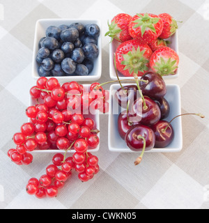 Frutti diversi su un tavolo Foto Stock