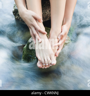 Donna feets in un torrente Foto Stock