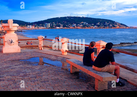 Piriapolis porto e spiaggia al tramonto o al crepuscolo. Maldonado, Uruguay. Foto Stock