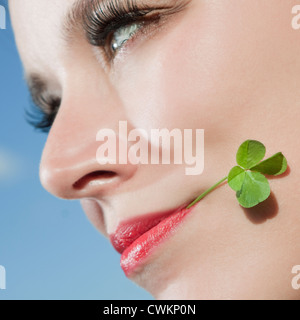 Donna con quattro leafed clover Foto Stock