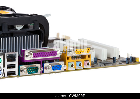 Vista ravvicinata di una scheda madre isolati su sfondo bianco Foto Stock