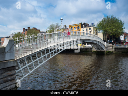 Ha'penny ponte sopra il fiume Liffey, Dublino Repubblica di Irlanda. Foto Stock