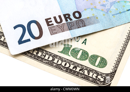 Una banconota da venti euro poggia su una banconota da cento dollari, raffigurante la finanza e il commercio internazionali. Foto Stock