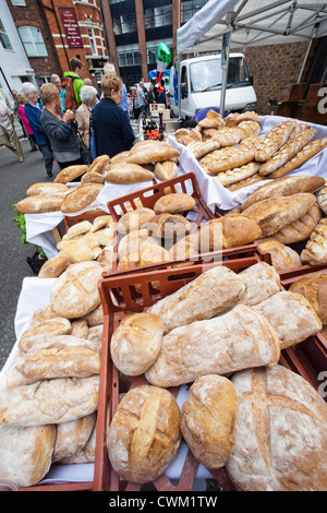 Inghilterra, Londra, Clerkenwell, l'Italiano annuale della Nostra Signora del Monte Carmelo Festival, pane italiano per la vendita Foto Stock