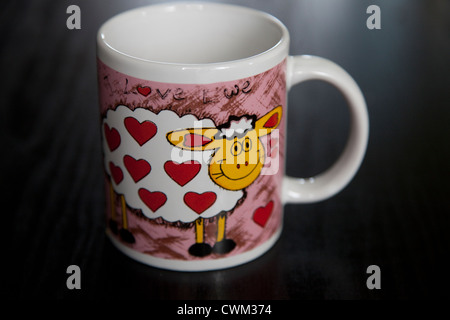 Il polacco Io amo la pecora colorato tazza da caffè con cuori rossi su una pecora. Zawady Polonia centrale Foto Stock
