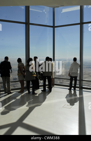 Il Burj Khalifa Tower Viewpoint, Dubai, Emirati Arabi Uniti, Emirati Arabi Uniti, Sud est il Golfo Persico, la Penisola Arabica, in Asia. Foto Stock