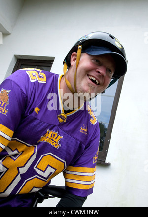 Uomo felice età 37 indossando il casco di sicurezza pronto a prendere un giro in bicicletta. Zawady Polonia centrale Foto Stock