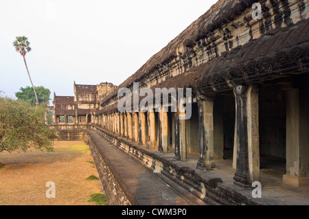Vista orizzontale lungo il lato sud dell'incredibile architettura a Angkor Wat al sole del mattino. Foto Stock