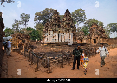 Vista orizzontale di turisti in cerca del santuario e le librerie di Banteay Srei o Bantãy Srĕi a Angkor Thom, Cambogia. Foto Stock