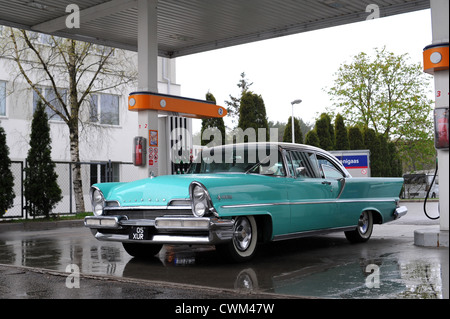 Vecchia vettura americana (da anni cinquanta) alla stazione di gas - Lincoln Premiere Foto Stock