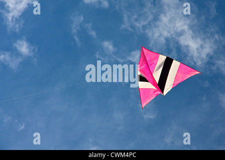 Coloratissimi aquiloni contro blu cielo molto nuvoloso Foto Stock