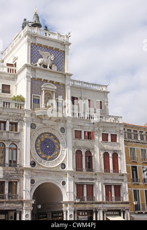 L'Italia, Venezia. Orologio nella torre. Piazza,San Marco Foto Stock