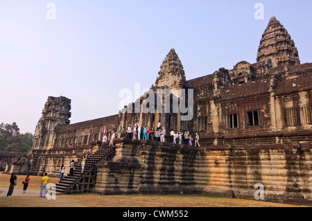 Vista orizzontale di turisti in ingresso est per il tempio principale di Angkor Wat Foto Stock