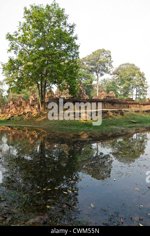 Vista verticale di Banteay Srei o Bantãy Srĕi riflessa nel fossato circostante. Foto Stock