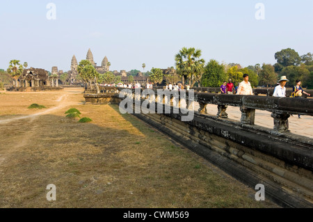 Vista orizzontale di turisti a piedi lungo la strada pedonale principale che conduce a Angkor Wat in Siem Reap. Foto Stock