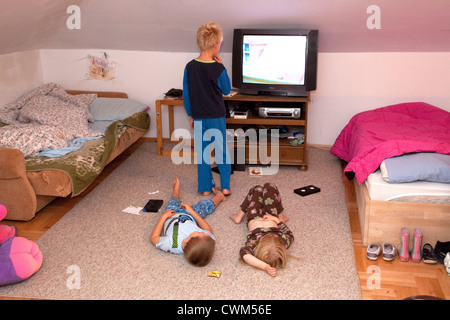 Tre bambini polacchi nella loro camera a guardare i video di età di 8, 6 e 4. Zawady Polonia centrale Foto Stock