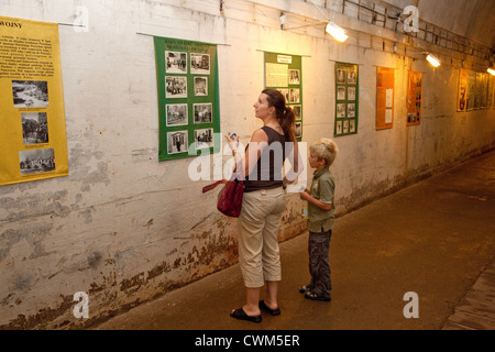 Il polacco madre e figlio età 32 e 8 consente di visualizzare le foto di Hitler il Bunker di tedesco 1939 occupazione di Spala. Konewka Polonia centrale Foto Stock