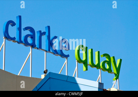 Closeup Clarke Quay in cima al cinema per lo shopping di Singapore Foto Stock