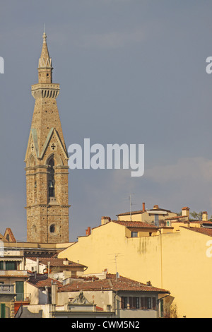 L'Italia. Firenze. Vista del campanile della chiesa francescana di Santa Croce (13-14 sec.) Foto Stock