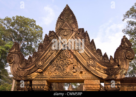 Chiudere orizzontale di delle incredibili incisioni sul frontone di un arco di rimando al Banteay Srei o Bantãy Srĕi a Angkor Thom, Cambogia. Foto Stock