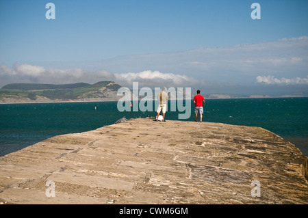 La Jurassic Coast visto dall'estremità di Cobb a Lyme Regis, Dorset, Regno Unito Foto Stock