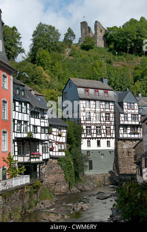 Monschau 13th secolo Nordeifel Eifel Germania casa a graticcio segue la prossima, tortuose stradine romantiche conducono attraverso la città Foto Stock