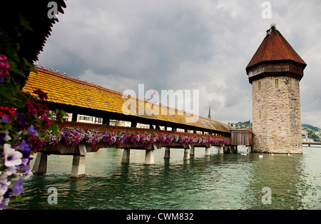 L'Europa. La Svizzera. Lucerna. Il Ponte della Cappella (Kapellbrücke), un ponte di legno prima eretta nel XIV secolo. Foto Stock