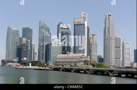 Il quartiere centrale degli affari (CBD) di Singapore che sorge dietro il Merlion e Fullerton Hotel Foto Stock
