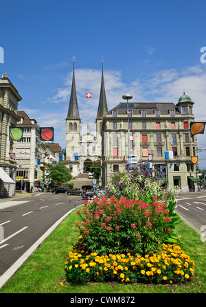 L'Europa. La Svizzera. Lucerna centro città che mostra la chiesa di San Leodegar. Foto Stock