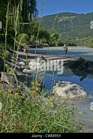 Persone paddling presso la piccola spiaggia sul fiume Inn, accanto a Aktiv Camping, Prutz, Austria Foto Stock