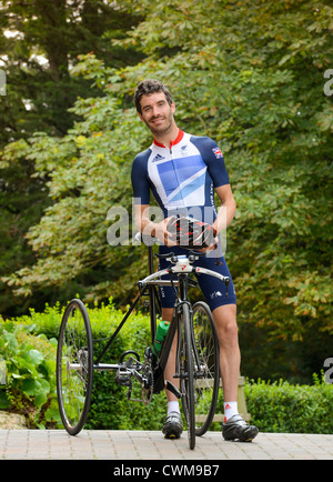 Un ciclista paraolimpico David Stone di formazione presso l'Università di Brighton altitudine labs in Eastbourne, East Sussex, Regno Unito. Foto Stock