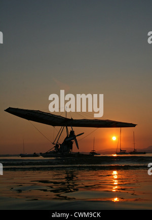 Aqua glider ormeggiato sul Lago di Garda, al tramonto, Camping Lido, Pacengo, Italia, nel mese di agosto Foto Stock