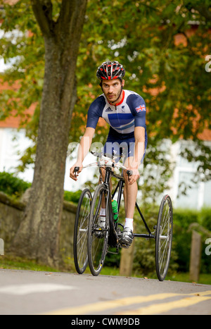 Un ciclista paraolimpico David Stone di formazione presso l'Università di Brighton altitudine labs in Eastbourne, East Sussex, Regno Unito. Foto Stock