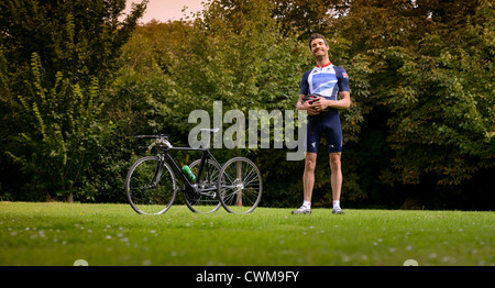 Un ciclista paraolimpico David Stone di formazione presso l'Università di Brighton altitudine labs in Eastbourne, East Sussex, Regno Unito. Foto Stock